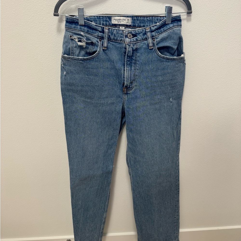 Abercrombie 90s Relaxed High Rise Jean in medium wash